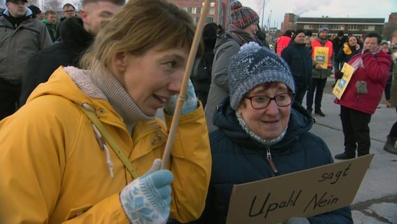 Demonstranten in Wismar sind gegen die Flüchtlingsunterkunft in Upahl Demonstranten in Wismar sind gegen die Flüchtlingsunterkunft in Upahl © NDR Foto: NDR