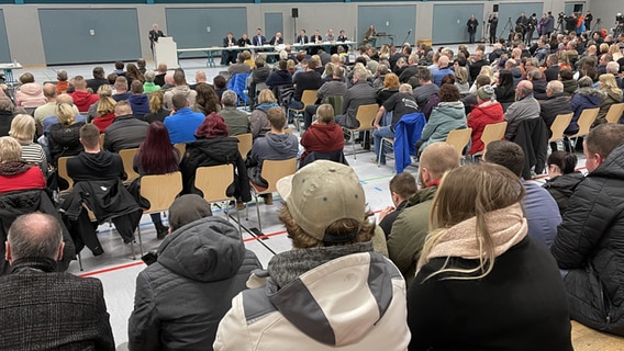 Voller Saal bei der Bürgerversammlung zur geplanten Flüchtlingsunterkunft in Upahl. © NDR Foto: NDR