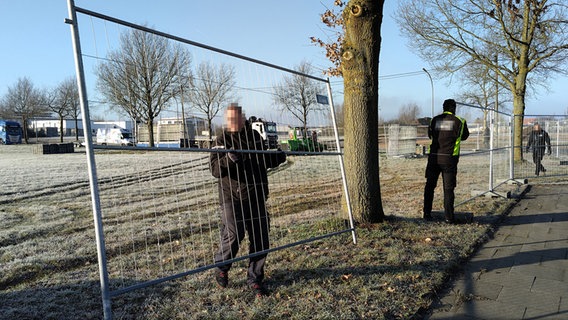 Zaun für die Flüchtlingsunterkunft in Upahl © NDR Foto: Christoph Woest