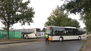 Geflüchtete mit Gepäck steigen in einen Bus © NDR Foto: Sabine Froemel