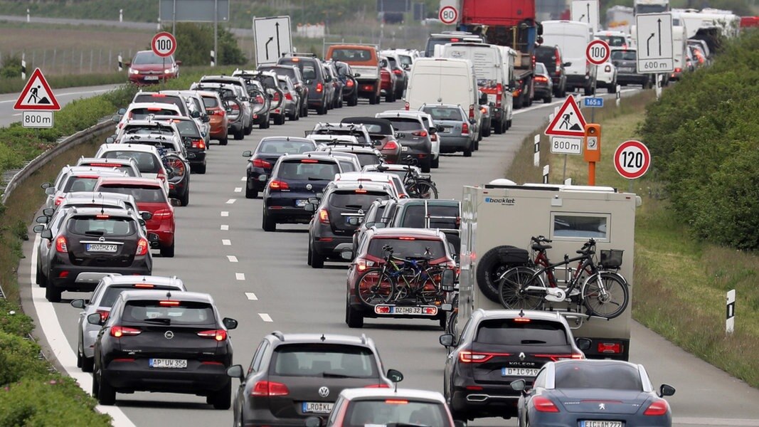 Vorpommern: Zeitweise stundenlange Staus und dichter Verkehr