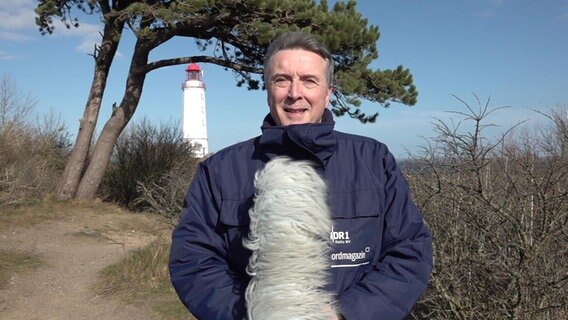 Uwe Ulbrich steht auf Hiddensee vor einem Leuchtturm. © NDR 