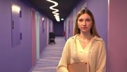 Eine junge aus der Ukraine geflüchtete Frau ssteht im flur eines Rostocker Hotels. © NDR MV Foto: NDR MV