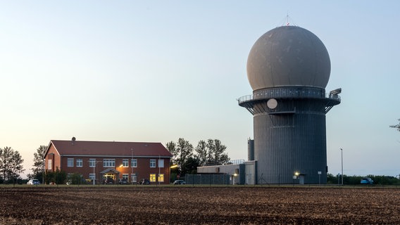 Bei Putgarten-Varnkevitz auf dem nördlichen Teil der Insel Rügen steht dieser Radarturm. Er dient der Bundeswehr zur Luftüberwachung. © picture alliance/dpa/dpa-Zentralbild | Stephan Schulz Foto: picture alliance/dpa/dpa-Zentralbild | Stephan Schulz
