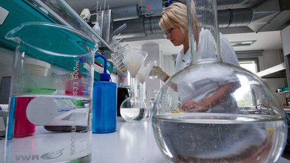 Eine Chemikerin untersucht Lebensmittel im Labor. © dpa Foto: Jens Büttner