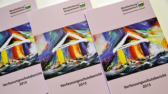 Der Verfassungsschutzbericht für 2015 © dpa Bildfunk Foto: Bernd Wüstneck