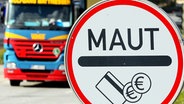 Ein Schild weist auf die Mautgebühr an einer Straße hin. © dpa 