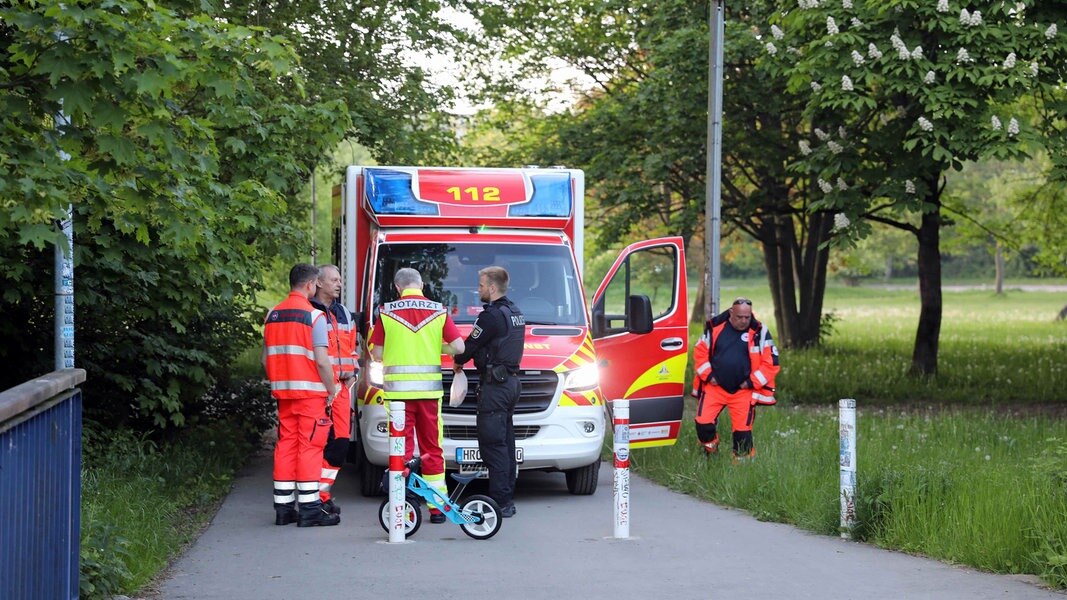 Rettungskräfte bei der Suche nach einem vermissten Jungen in Rostock