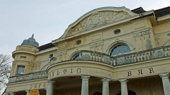 Frontansicht der "Villa Baltic" mit dem prächtigen Balkon, dem reich verzierten Giebel und dem Eckturm. © NDR.de Foto: Daniel Sprenger