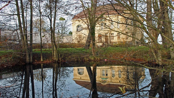 Die "Villa Baltic" spiegelt sich in einem Teich. © NDR.de Foto: Daniel Sprenger