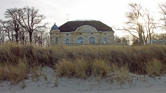 Die "Villa Baltic" steht hinter Dünen an der Strandpromenade von Kühlungsborn. © NDR.de Foto: Daniel Sprenger