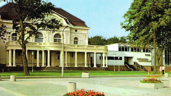 Die farbige Postkarte von 1979 zeigt die "Villa Baltic" und die neugebaute Meerwasserschwimmhalle daneben. © Archiv Wolfgang Bade, Kühlungsborn 