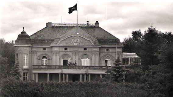 Die Schwarz-Weiß-Aufnahme zeigt die "Villa Baltic" mit einer Hakenkreuzfahne auf dem Dach, um 1940. © Archiv Wolfgang Bade, Kühlungsborn 