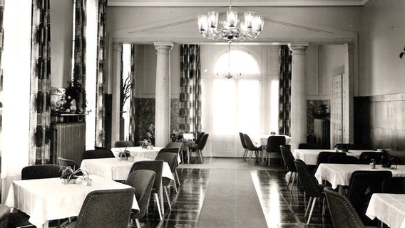 Blick in das Restaurant des "Kurt-Bürger-Erholungsheims" im Jahre 1965, wo Stühle und Tische in Reih und Glied stehen. © Archiv Wolfgang Bade, Kühlungsborn 