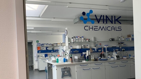 Ein Labor der Firma Vink Chemicals. © NDR Foto: Andreas Hohn