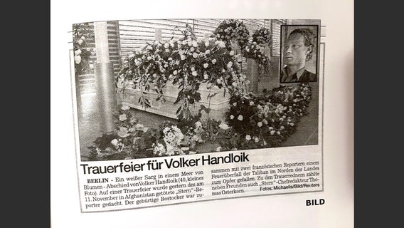 Zeitungsartikel mit Foto von einem Sarg Zeitungsartikel mit Foto von einem Sarg