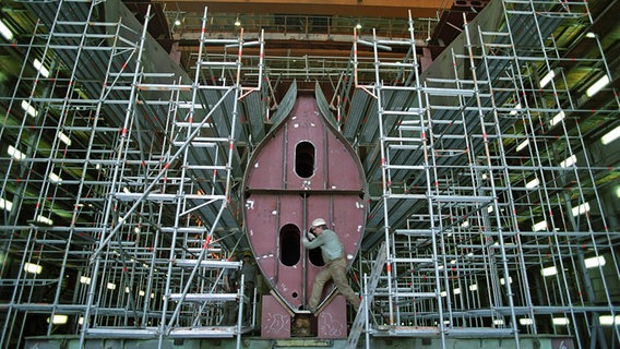 In der Schiffbauhalle der Volkswerft entsteht ein Container-Feeder-Schiff. (Aufnahme vom 03.08.1992) © picture-alliance/ ZB Foto: Jens Kalaene