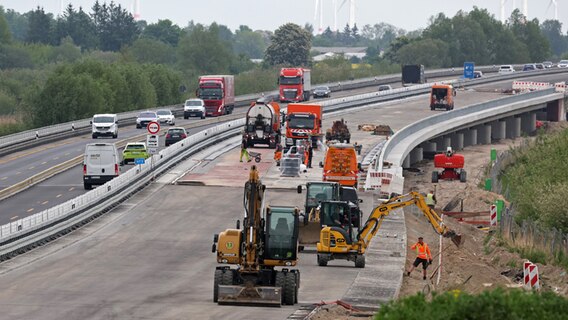 Bis Ende des Jahres soll der komplette Neubau der A20 bei Tribsees komplett abgeschlossen sein. © dpa Foto: Bernd Wüstneck
