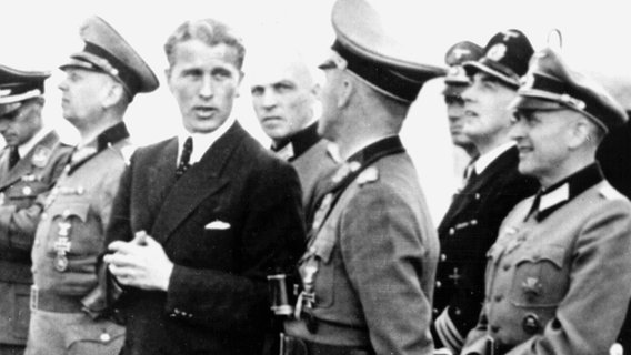 Wernher von Braun 1944 mit Offizieren der Wehrmacht in Peenemünde © picture-alliance / dpa | dpa 