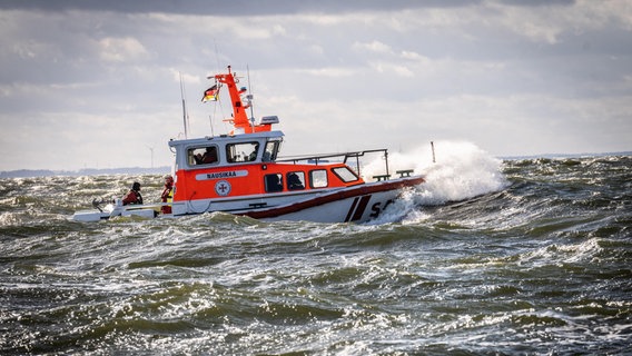 Das Seenotrettungsboot NAUSIKAA der Station Vitte brachte zwei der verunglückten Angler nach Wiek. © Die Seenotretter - DGzRS 