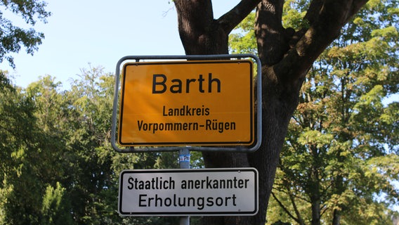 Das Ortseingangsschild von Barth. © NDR Foto: Konrad Buchwald