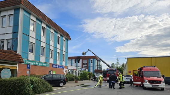 Feuerwehrleute löschen den Brand im ehemaligen Europahotel, das jetzt als Flüchtlingsunterkunft genutzt wird. © Hansestadt Greifswald Foto: Sebastian Dahm