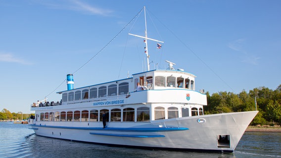Das Flusskreuzfahrtschiff "Wappen von Breege". © Weisse Flotte 
