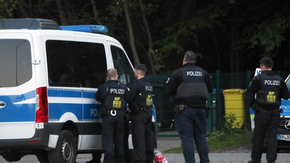 Bundespolizisten stehen vor ihrem Einsatzfahrzeug mit Polizeiaufschrift und halten einen Mann fest. © Tilo Wallrodt Foto: Tilo Wallrodt