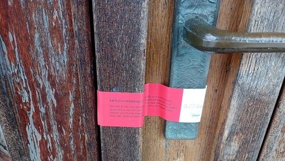 Eine Tür ist versiegelt. © Demokratiebahnhof Foto: Tino Nicolai