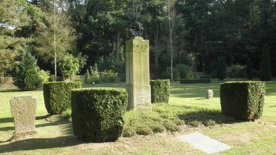 Denkmal über Massengrab auf Demminer Friedhof © CC BY-SA 3.0 Foto: wikswat