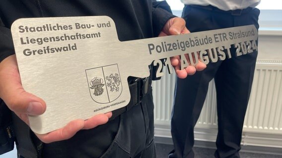 Großer symbolischer Schlüssel als Übergabegeschenk zur Eröffnung des Polizeigebäudes ETR Stralsund © NDR Foto: Paula Deusing