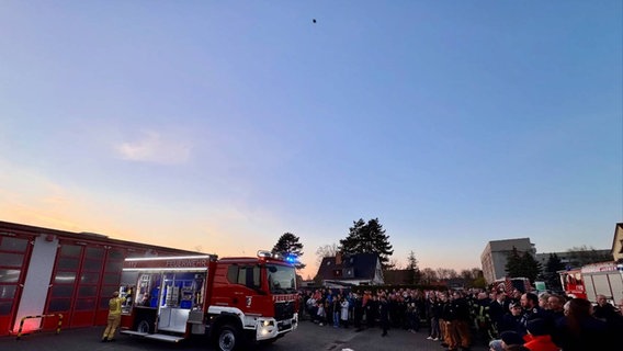 Ein Feuerwehrfahrzeug vor einem Gerätehaus, viele Leute schauen es an. © Kreis VG 