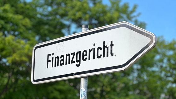 Ein Schild mit der Aufschrift "Finanzgericht". Ein Schild mit der Aufschrift "Finanzgericht". © NDR Foto: Robert Schubert