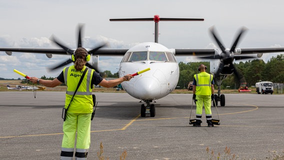 Fluhafenpersonal winkt Maschine an Stellposition © Flughagen Heringsdorf Foto: Fabian Lührs