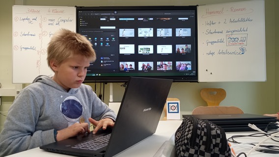 Ein Junge sitzt am Computer. © Gemeinde Ostseebad Heringsdorf 