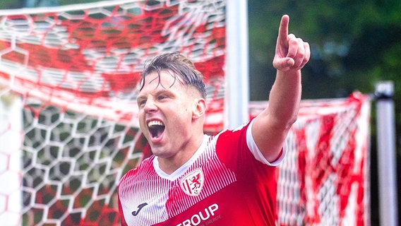 Greifswalder FC Stürmer Gudio Kocer jubelt im Vordergrund. Im Hintergrund ein Tor. © Greifswalder FC 
