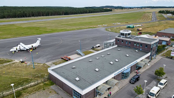 Luftaufnahme vom Flughafenterminal Heringsdorf mit einem geparkten Flugzeug Luftaufnahme vom Flughafenterminal Heringsdorf mit einem geparkten Flugzeug © Flughafen Heringsdorf Foto: Fabian Lührs