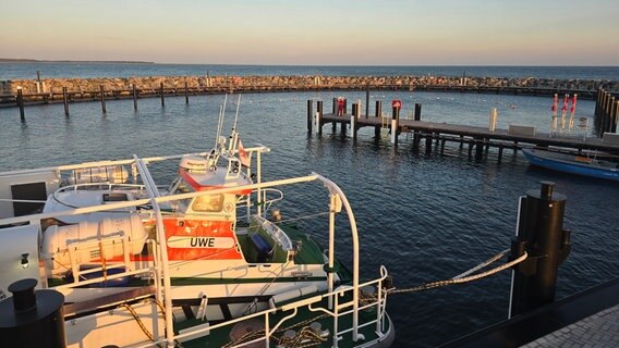Ein Seenotrettungskreuzer liegt im neuen Inselhafen von Prerow. Ein Seenotrettungskreuzer liegt im neuen Inselhafen von Prerow. © Nationalparkamt Vorpommern Foto: S. Meißner