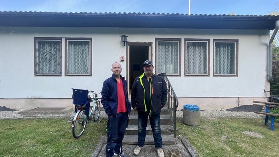 Zwei Männer stehen vor einem weißen Gebäude Zwei Männer stehen vor einem weißen Gebäude © NDR Foto: Christine Senkbeil