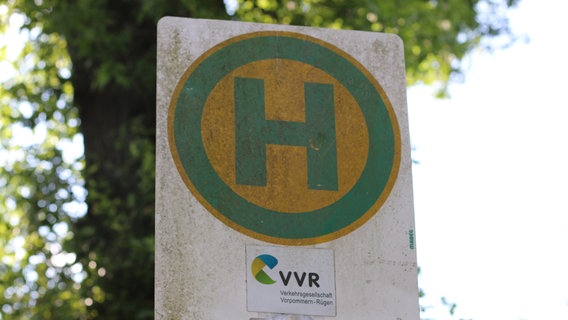 Ein Bushaltestellenschild der Verkehrsgesellschaft Vorpommern-Rügen, VVR. © NDR Foto: Konrad Buchwald