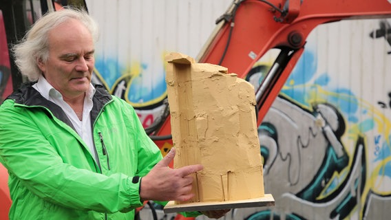 Ein Mann hält das Modell einer Kletterwand in den Händen. Ein Mann hält das Modell einer Kletterwand in den Händen. © Hansesatdt Stralsund Pressestelle