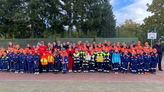 Ein Gruppenbild von den Kinderfeuerwehr-Kameraden aus Anklam und umligenden Gemeinden. Ein Gruppenbild von den Kinderfeuerwehr-Kameraden aus Anklam und umligenden Gemeinden. © Stadt Anklam Foto: Stadt Anklam