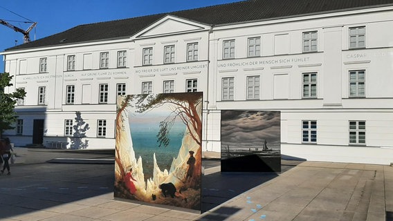 Vor dem Pommerschen Landesmuseum sind große Kopien von Werken des Malers Caspar David Friedrich aufgestellt Vor dem Pommerschen Landesmuseum sind große Kopien von Werken des Malers Caspar David Friedrich aufgestellt © M. Klemme Foto: M. Klemme