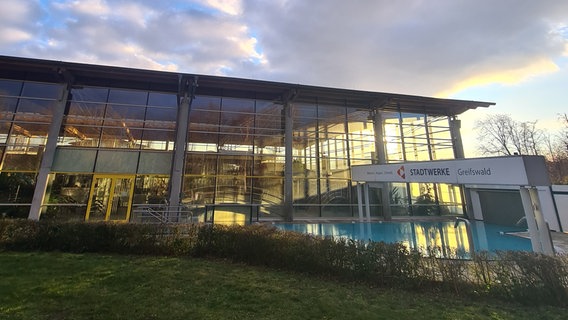 Das Gebäude des Freizeitbades in Greifswald. Das Gebäude des Freizeitbades in Greifswald. © Stadtwerke Greifswald