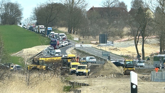 Autos Stauen sich auf der B111 hinter der Baustelle. © NDR Foto: Moritz Schröder