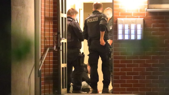 Polizisten kontrollieren die Wohnung eines Tatverdächtigen auf Drogen in Wolgast Mai 2025 © NDR Foto: Tilo Wallrodt