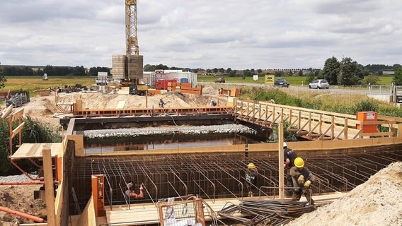 Eine Brücke wird über die Ziese gebaut. Handwerker bringen die Verschalung an und setzen die Bewehrung © NDR Foto: Matthes Klemme