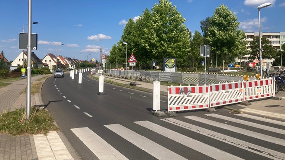 teilweise Straßensperrung der Hans-Beimler-Straße in Greifswald - Ecke Zebrastreifen © NDR Foto: Susann Moll