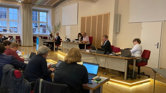 Bürgerschaftspräsidentin Madeleine Tolani (CDU) und ihr erster Stellvertreter Andreas Kerath (SPD) leiten die konstituierende Sitzung nach der Präsidiumswahl. Bürgerschaftspräsidentin Madeleine Tolani (CDU) und ihr erster Stellvertreter Andreas Kerath (SPD) leiten die konstituierende Sitzung nach der Präsidiumswahl. © Weronika Golletz Foto: Weronika Golletz