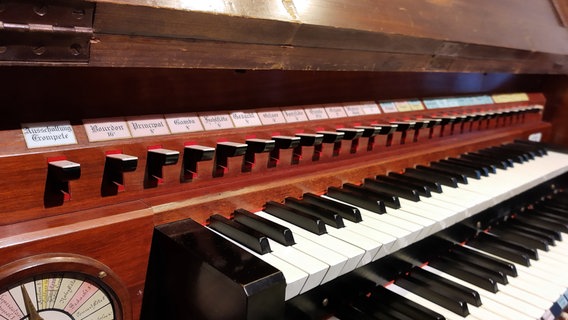 Spieltisch mit zwei Manualen der Orgel in der Kirche Gützkow. © NDR Foto: Christine Senkbeil